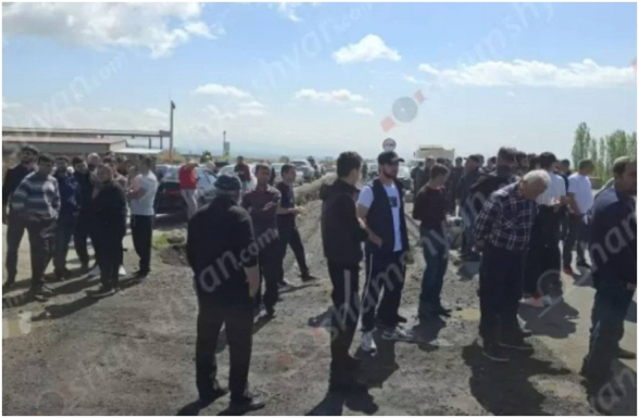 Արագածոտնում բնակիչները փակել են Երևան-Գյումրի ճանապարհի՝ Կոշ գյուղի խաչմերուկը